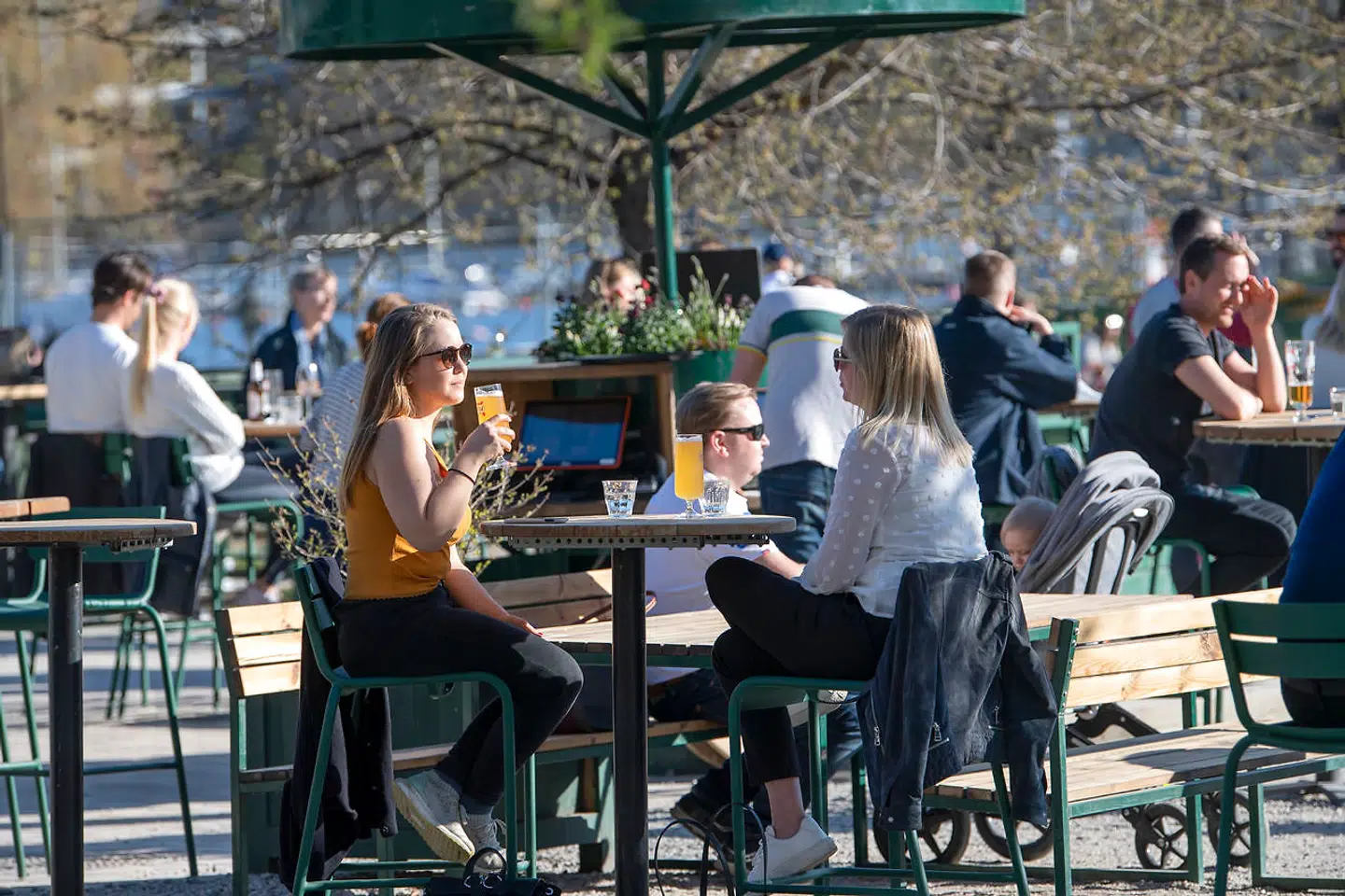 Stockholm er hårdt ramt af coronavirussen og byens hospitaler har meldt om, at de er presset til det yderste. Men på byens cafeer og restauranter, kan gæster stadig nyde en øl i solen.
