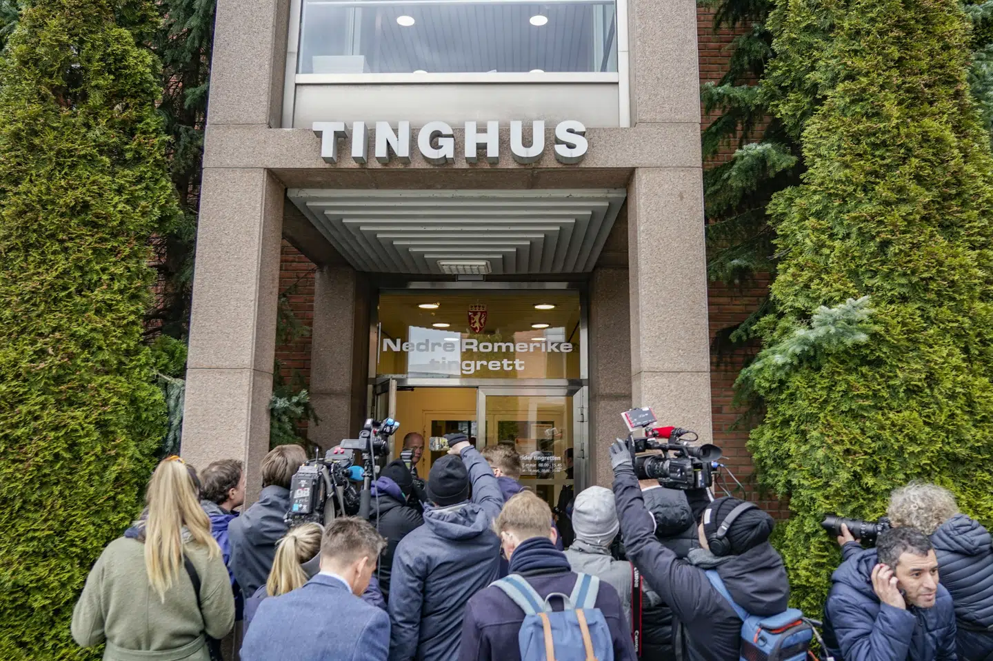 Fotografer og reportere stimlede sammen, da Tom Hagens forsvarer, Svein Holden, gik ind til retsmødet i Nedre Romerike tingrett onsdag. Hagen blev dagen før pågrepet og sigtet for drab eller medvirken til drab på sin kone, Anne-Elisabeth Hagen, som har været savnet i halvandet år. Heiko Junge/Ritzau Scanpix