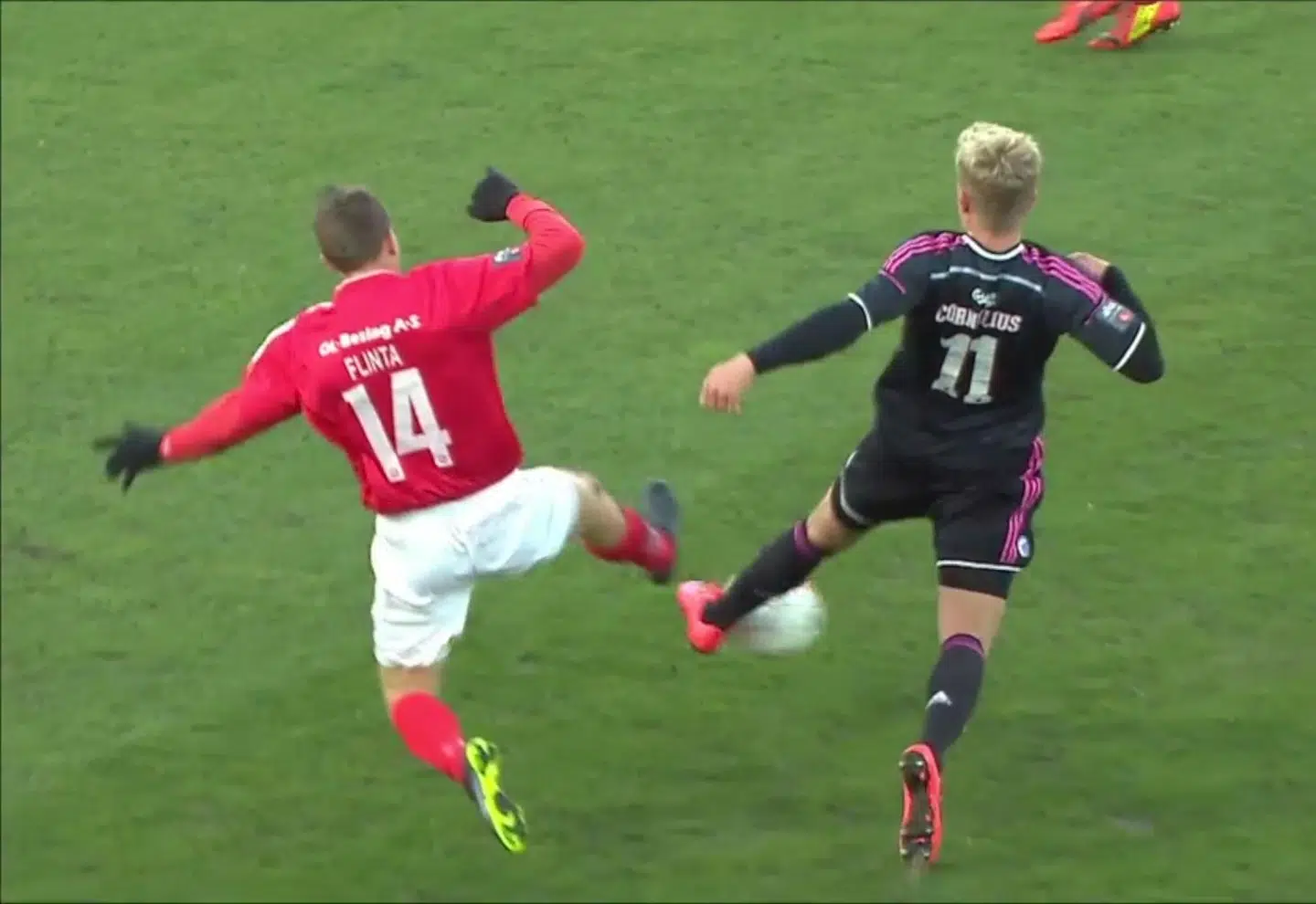 Her går det helt galt, da Dennis Flinta rammer Andreas Cornelius på anklen, der brækker.
