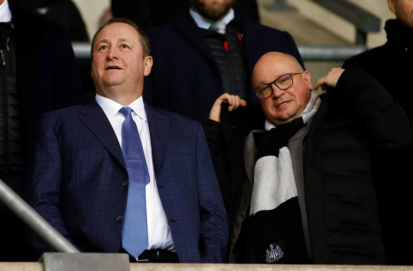 Newcastle-ejer Mike Ashley (tv.) er ikke populær blandt klubbens fans, der overordnet glæder sig over det mulige ejerskift.