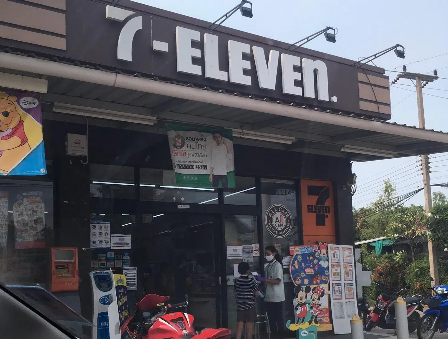 Selv ved den lokale 7-Eleven bliver temperaturen taget.