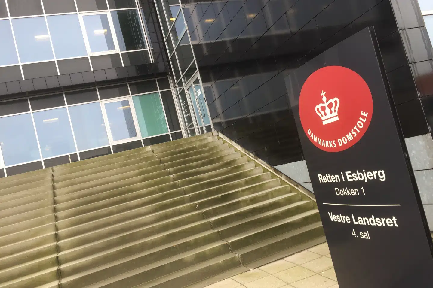 To politifolk står onsdag ved Retten i Esbjerg tiltalt for stillingsmisbrug. For at dække over en kollegas søn gav de besked om, at drengens knallert ikke skulle undersøges efter et uheld, og et vigtigt vidne skulle ignoreres, mener anklagemyndigheden, som kræver dem idømt en bøde. (Arkivfoto). Free / Jan Bjerre Lauridsen, Ritzau/Free