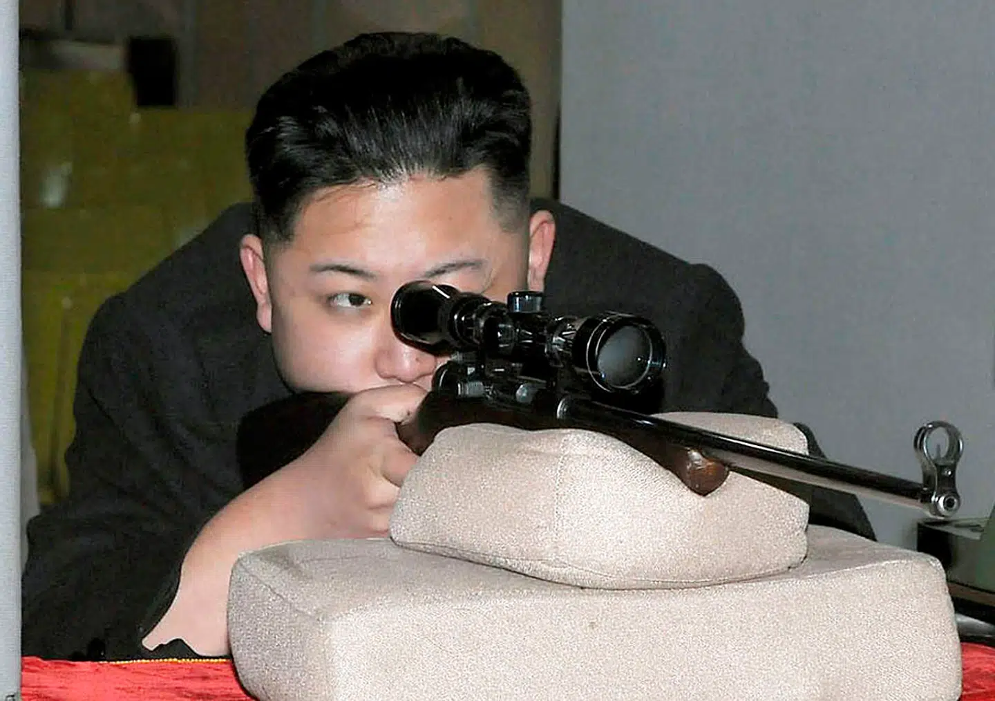 Skydevåben har Kim Jong-un haft et særlig forhold til, siden han var dreng. I en alder af 11 år fik han foræret en rigtig militærpistol af amerikansk fabrikat – en Colt 45 – som han bar ved hoften.