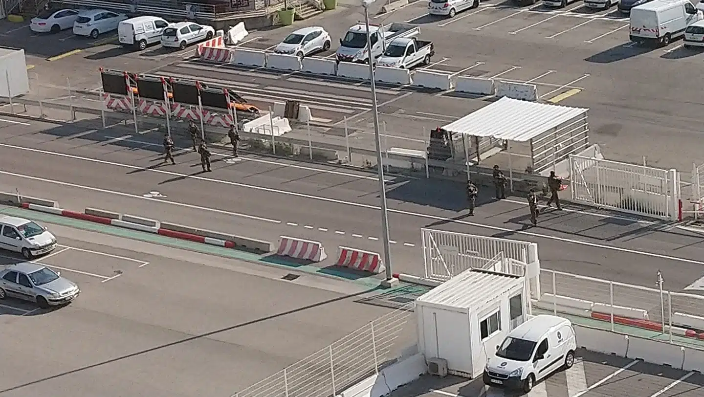 Skibet bliver bevogtet af militæret i havnebyen Marseille i Frankring, fortæller Fernando Oberreuter (Privatfoto)