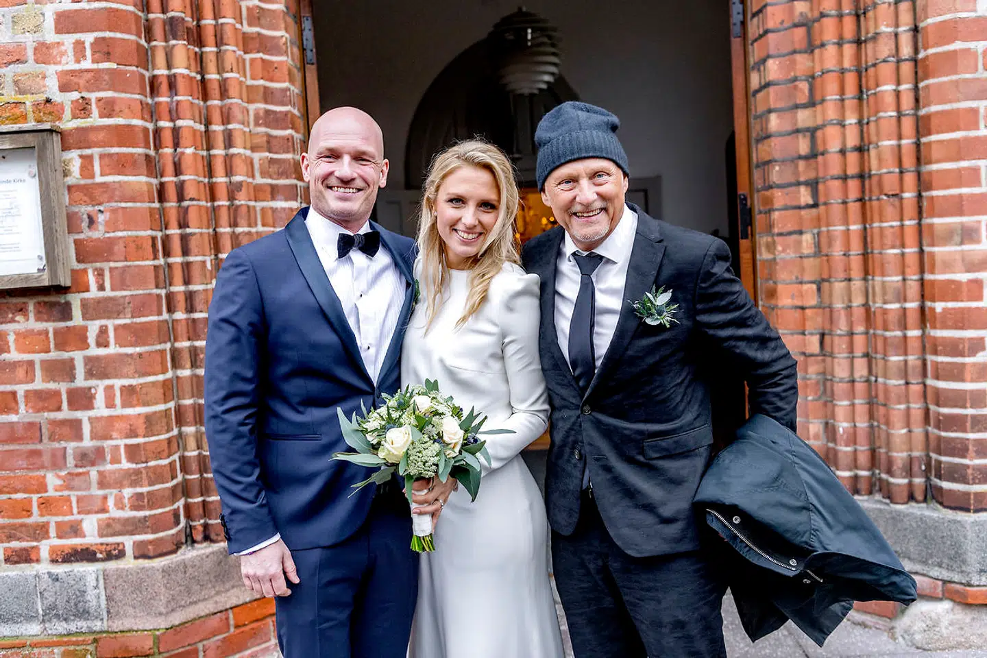 Her ses parret med brudens far, tidligere landholdsmålmand Lars Høgh.