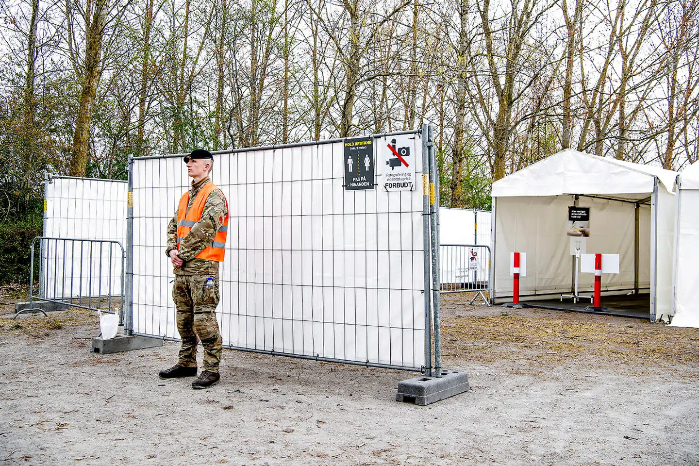 Folk fra Hjemmeværnet sørger for at guide borgere, der skal testes, til de rigtige telte.