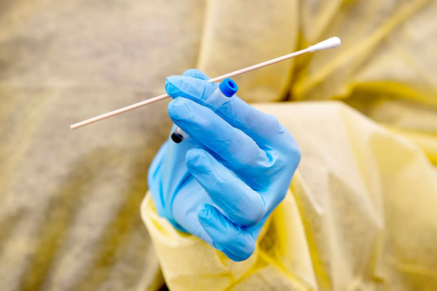 Vatpinden skal både bag svælget og på højre og venstre side af mandlerne.