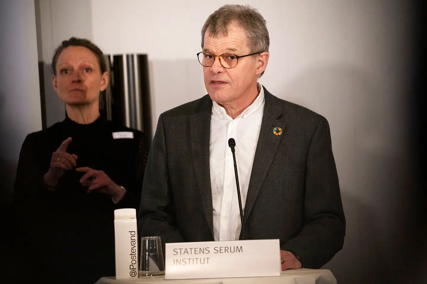 En række myndigheder holder pressebriefing og giver en status på COVID-19-situationen i Danmark, onsdag den 11. marts 2020. Til stede ved pressebriefingen er overlæge Bolette Søborg fra Sundhedsstyrelsen, direktør for organisation og borgerservice i Udenrigsministeriet, Erik Brøgger, kommunikationsdirektør i Rigspolitiet, Anders Frandsen, direktør i Erhvervsstyrelsen, Katrine Winding, Kåre Mølbak fra Statens Serum Institut og direktør i Trafik-, Bygge- og Boligstyrelsen, Carsten Falk Hansen.. (Foto: Ida Marie Odgaard/Ritzau Scanpix)
