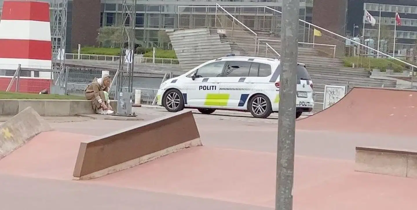 B.T.s journalist på Islands Brygge, hvor fire politibiler passerede på den tid, det tog at binde snørebånd.