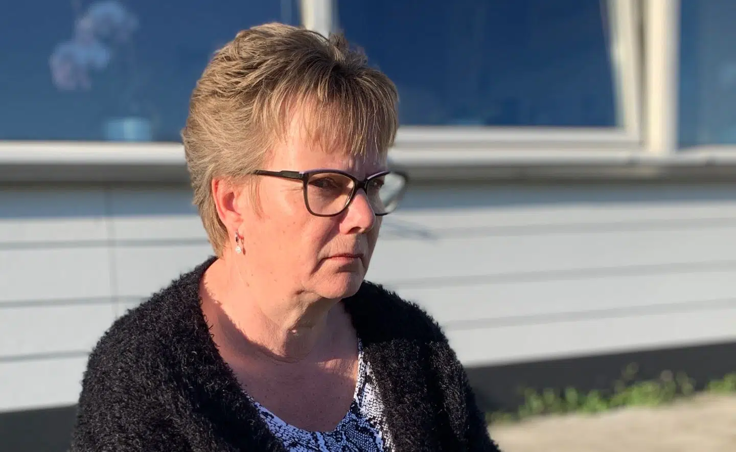 Sussi Thøgersens mor døde af covid-19 på Plejecenter Sølund i København. Hun mener, at plejehjemmet er skyld i, at hendes mor fik sygdommen. Hun oplevede flere gange, at personalet ikke fulgte de retningslinjer, som skal forhindre smitte i at brede sig.