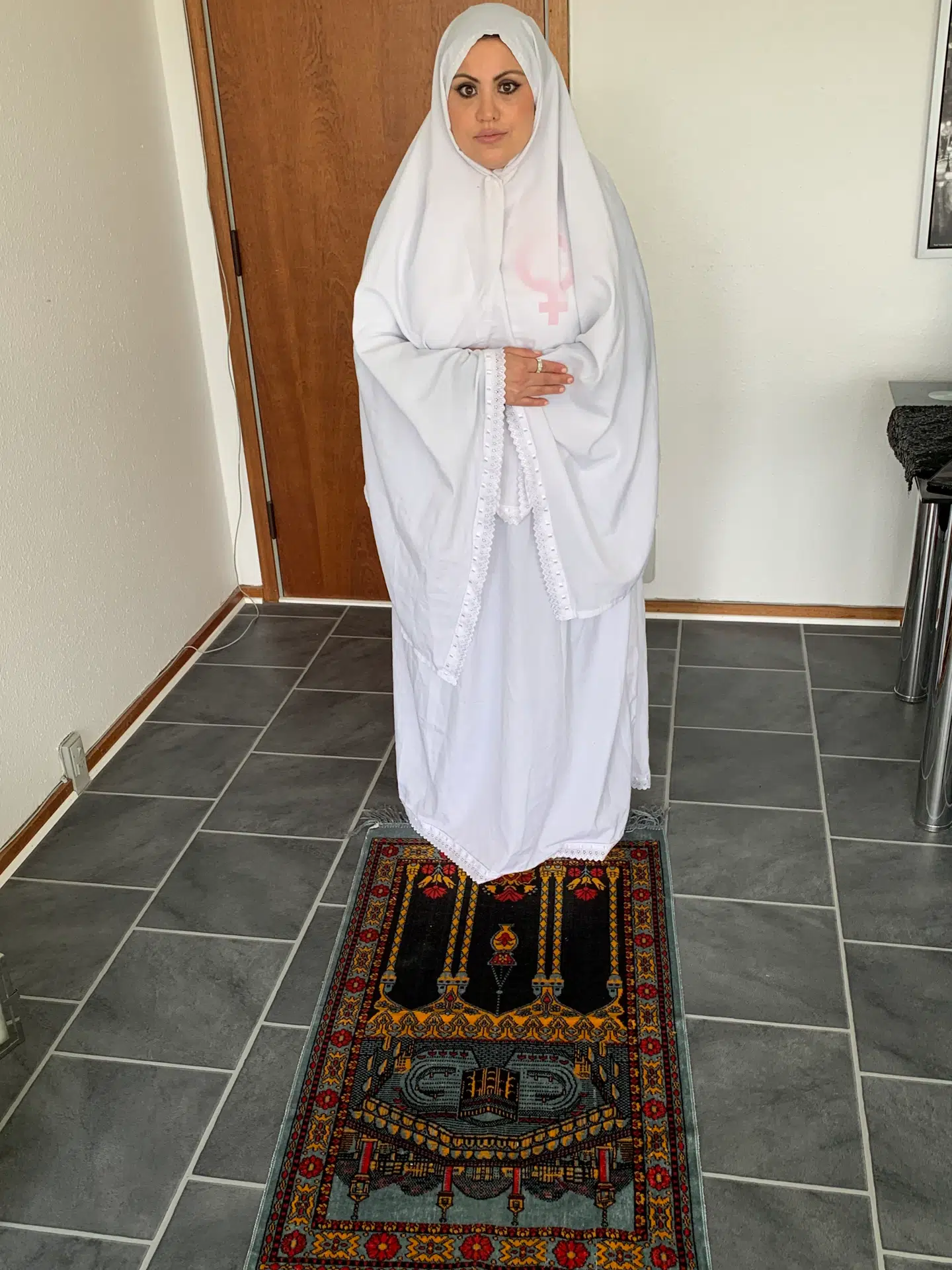 Som praktiserende muslim skifter Ahlam Merhi til sit bedetøj fem gange i døgnet. På grund af coronavirus kan hun og alle andre trosfæller under ramadanen denne gang ikke mødes til fællesbøn sidst på aftenen, som de ellers vile gøre. Foto: Jens Anton Havskov