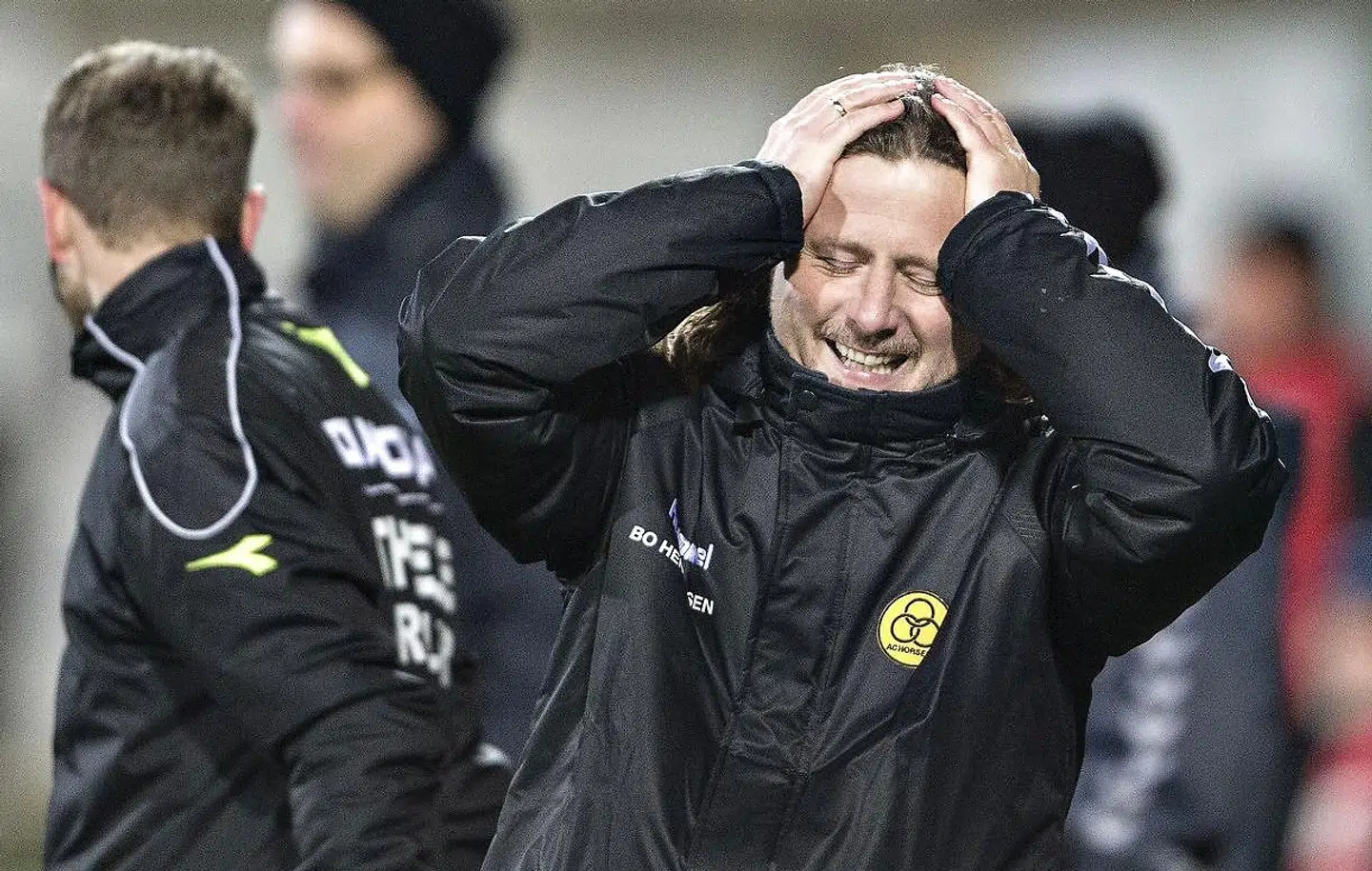 Man kan ikke beskylde Bo Henriksen for at sidde stille, når han opholder sig på sidelinjen under en Superliga-kamp.