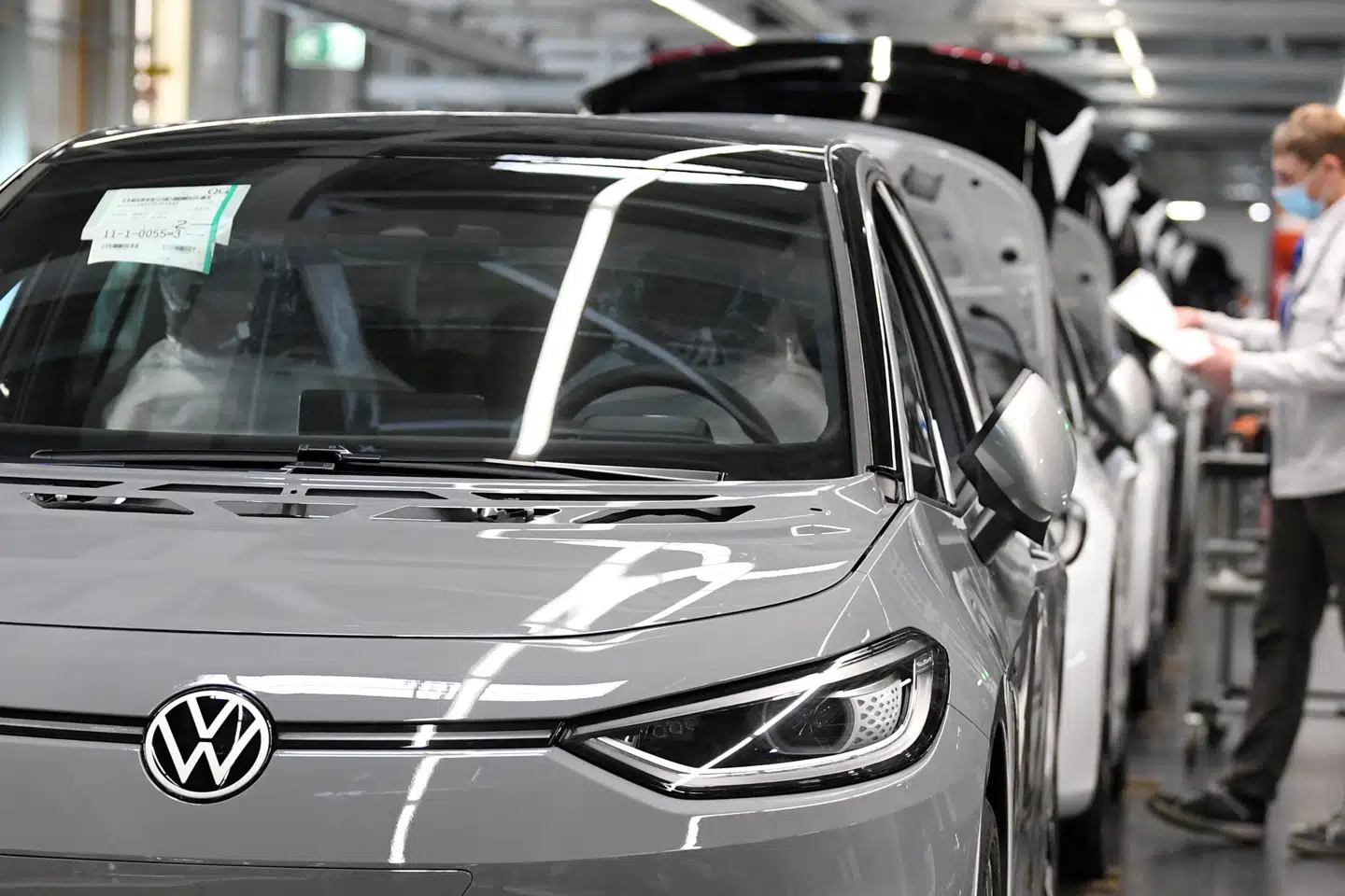 Volkswagen og de øvrige bilfabrikker i Tyskland genoptager mandag produktionen efter flere ugers stop. Andre europæiske bilfabrikker vil følge trop efter tegn på, at cornaepidemien har toppet. Mundbind bliver obligatorisk for bilarbejderne. Pool/Reuters