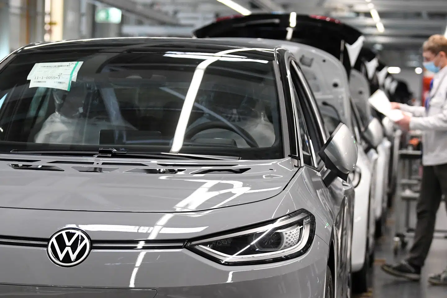 Volkswagen og de øvrige bilfabrikker i Tyskland genoptager mandag produktionen efter flere ugers stop. Andre europæiske bilfabrikker vil følge trop efter tegn på, at cornaepidemien har toppet. Mundbind bliver obligatorisk for bilarbejderne. Pool/Reuters