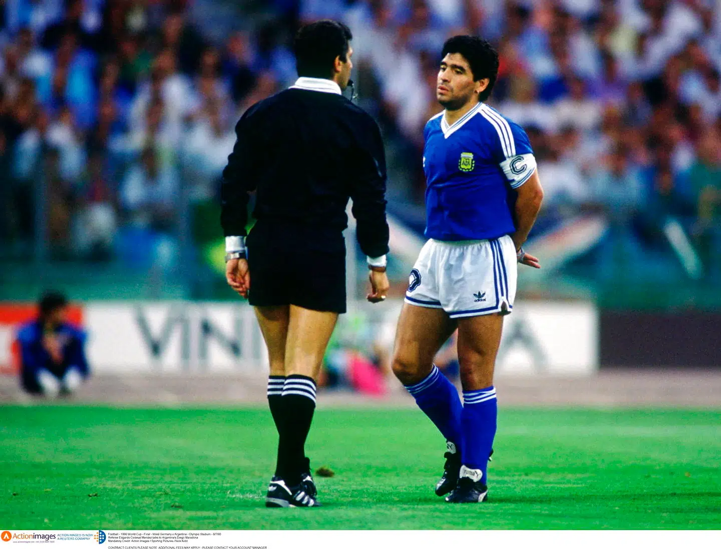 Diego Maradona og dommer Edgardo Codesal under den anspændte VM-finale i 1990.Football - 1990 World Cup - Final - West Germany v Argentina - Olympic Stadium - 8/7/90 Referee Edgardo Codesal Mendez talks to Argentina's Diego Maradona Mandatory Credit: Action Images / Sporting Pictures / Nick Kidd CONTRACT CLIENTS PLEASE NOTE: ADDITIONAL FEES MAY APPLY - PLEASE CONTACT YOUR ACCOUNT MANAGER