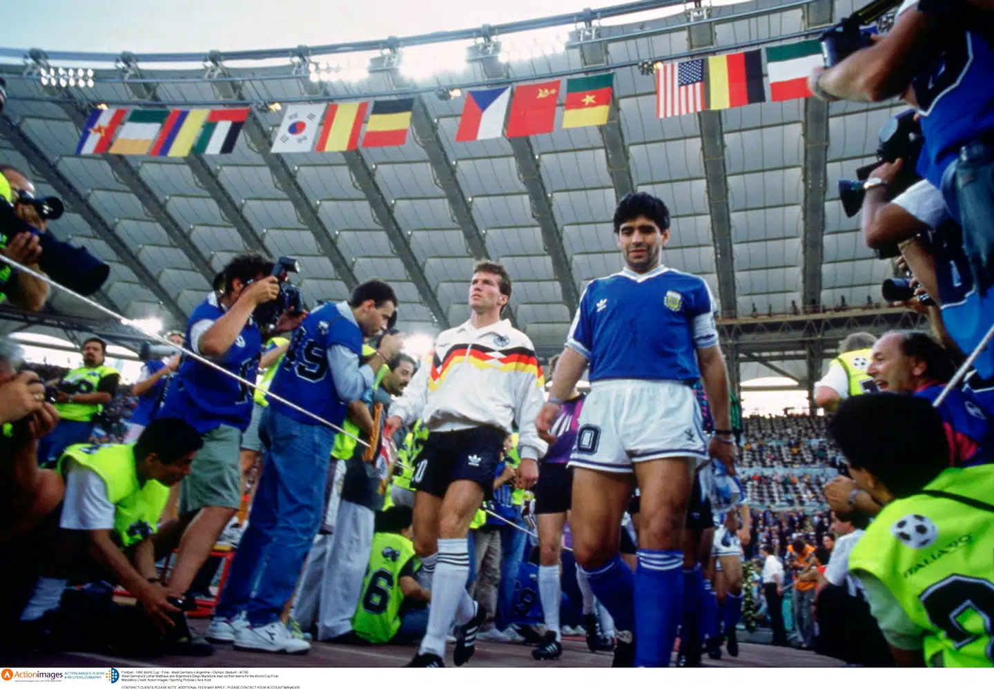 Maradona træder ind på banen side om side med den vesttyske anfører Lothar Matthaus.