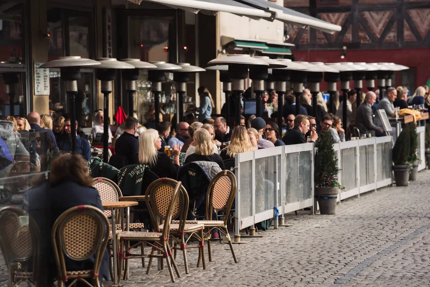 Caféerne og barerne på lilla torg i Malmø var fyldt til randen fredag aften