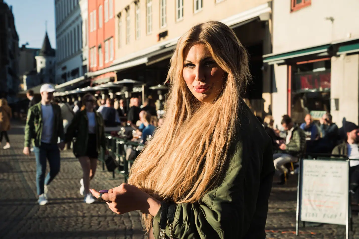 Danske Ivy Rosenauer er nået til et punkt, hvor hun ikke længere kan sidde hjemme i Danmark og kede sig. Derfor er hun taget til Malmø for at feste.