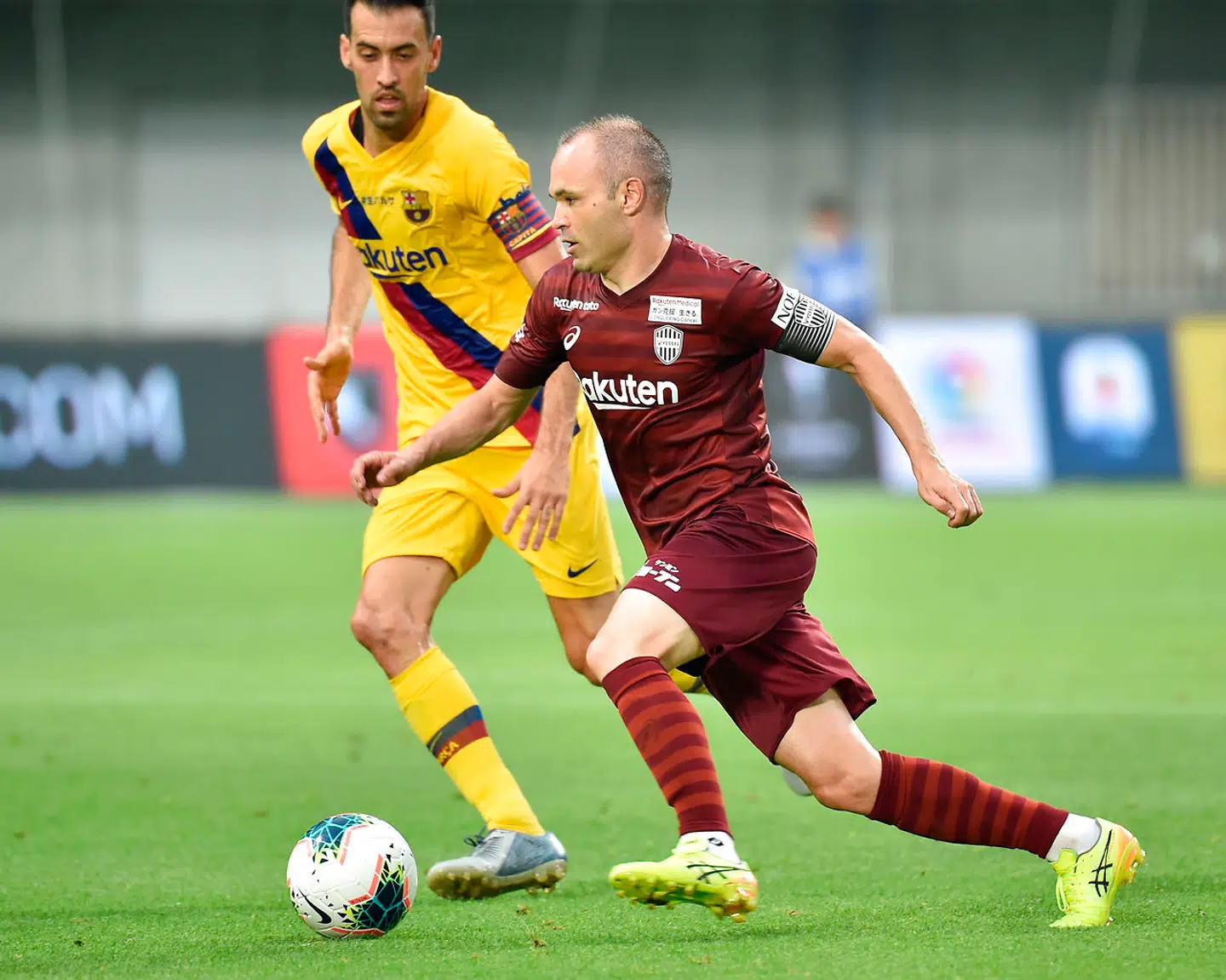 Andrés Iniesta (forrest) har spillet for japanske Vissel Kobe siden 2018 efter 16 år på Barcelonas førstehold. Her ses han i aktion mod netop Barcelona og Sergio Busquets.