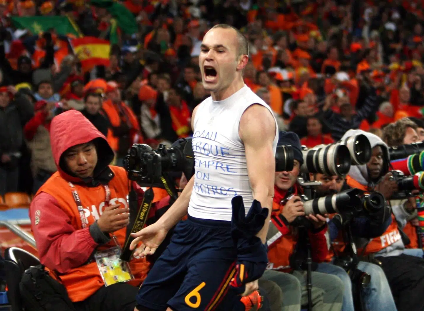 Andrés Iniesta fejrer sejrsmålet ved VM-finalen i 2010 mod Holland. Under fejringen hylder han sin afdøde ven Dani Jarque, der spillede for den anden Barcelona-klub, Espanyol.