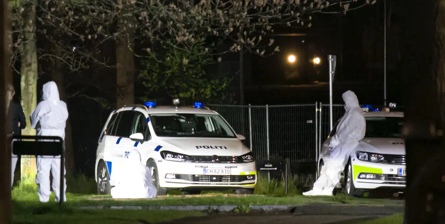 Politiet har indtil videre anholdt 12 unge mennesker i sagen. Her ses to af dem på gerningsstedet iført hvide dragter. Foto: Byrd / Bjørn Nielsen.