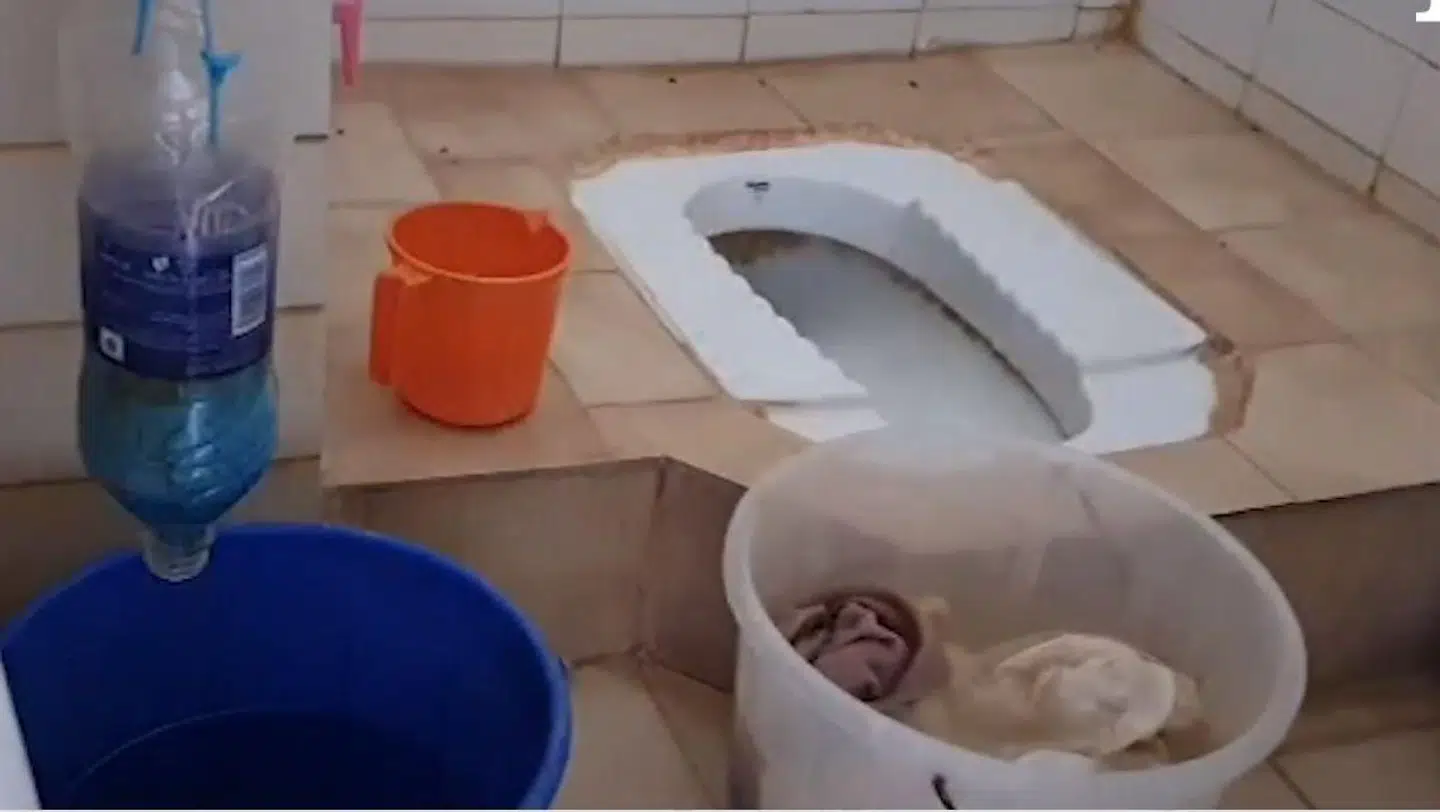 Vandet er gult på toilettet hos Yeshe Moros.