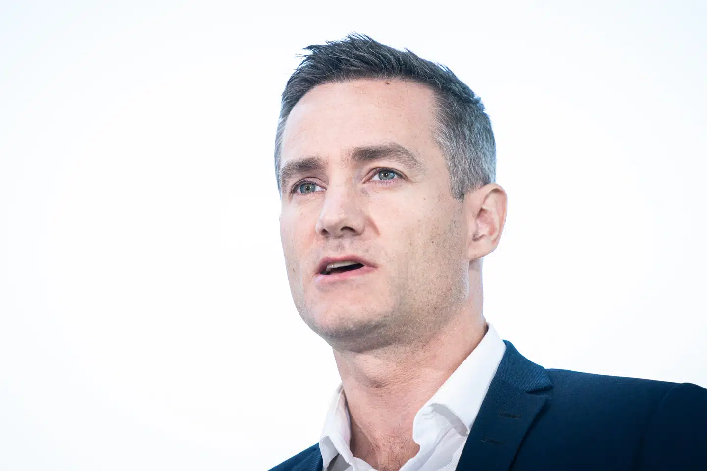 Den konservative finansordfører, Rasmus Jarlov, mener ifølge Jyllands-Posten, at Venstres linje gør det umuligt at sætte borgerlige aftryk på hjælpepakkerne. Niels Christian Vilmann/Ritzau Scanpix