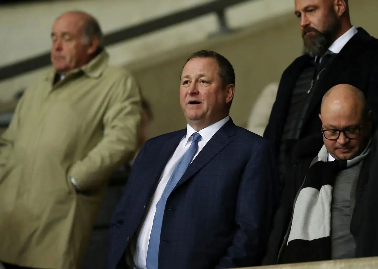 Er det i orden, at Mike Ashley (Newcastle-ejer i midten af billedet) vælger at sælge den traditionsrige klub til en national investeringsfond i et land, der bryder med menneskerettighederne?