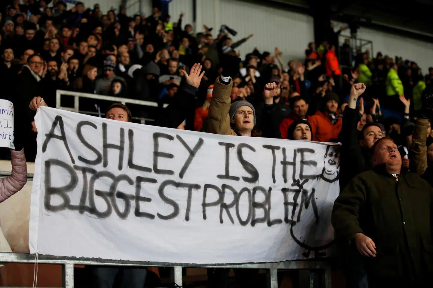Newcastle-ejer Mike Ashley er upopulær blandt klubbens fans. Nu er han ved at sælge klubben til en saudiarabisk investeringsfond, som er upopulær hos Amnesty International. (Arkivfoto) David Klein/Reuters