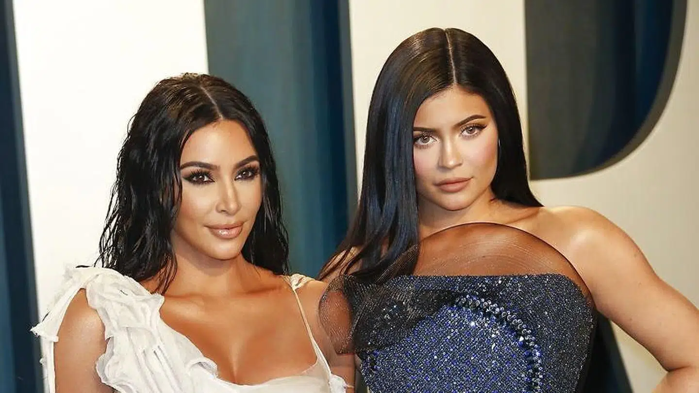 Kylie Jenner (th) er ny ligeså berømt som sin berømte søster, Kim Kardashian (tv).