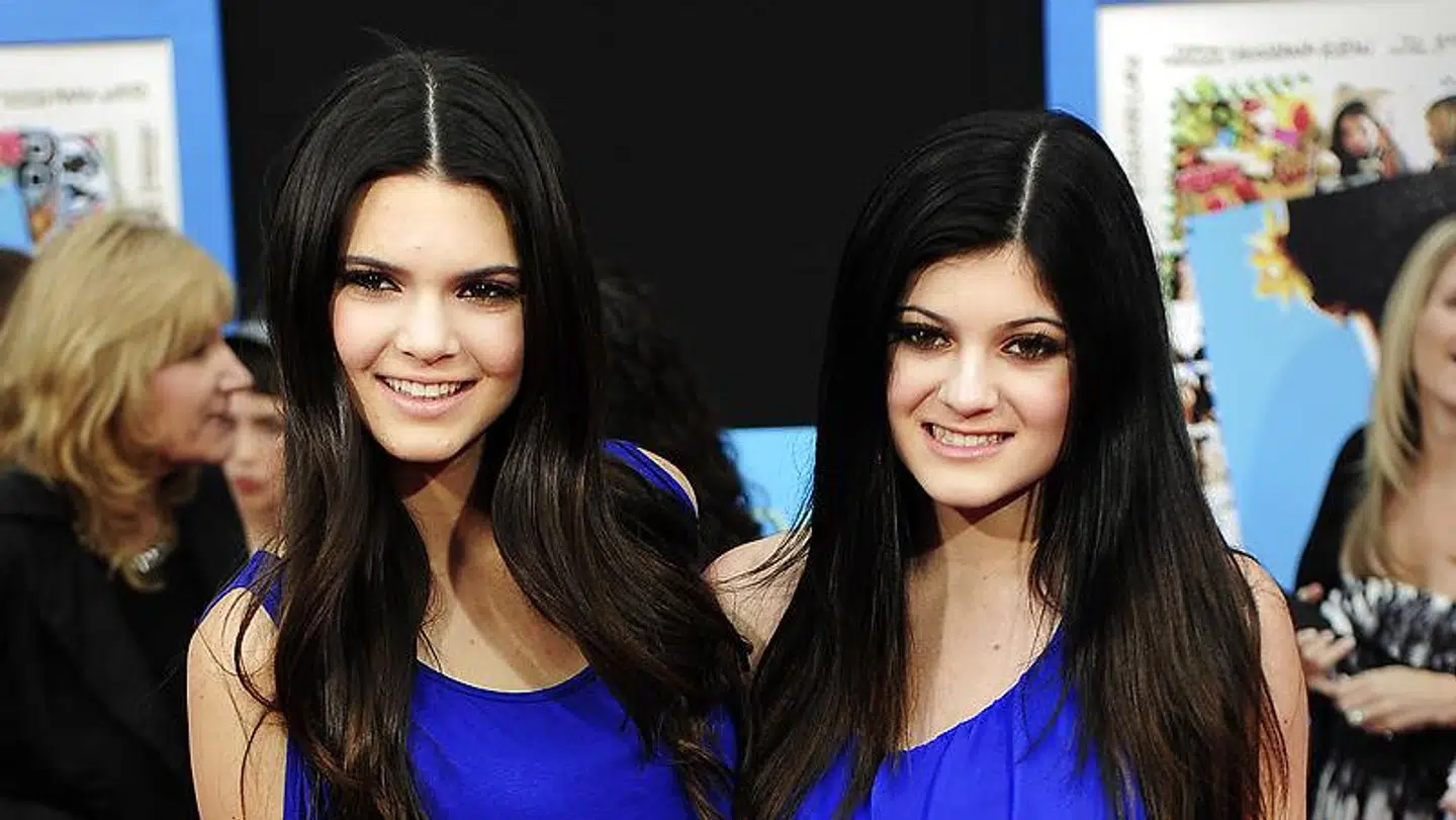Kylie Jenner (th) med sin søster Kendall (tv) tilbage i 2011 - inden hun fik lavet sine læber større.