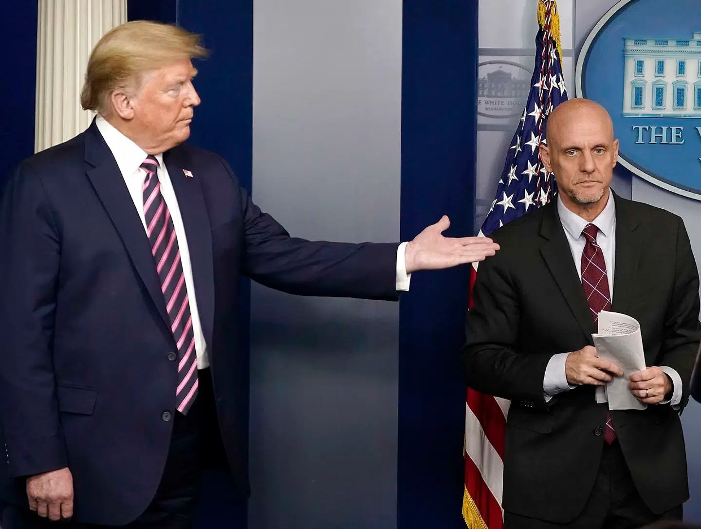 Donald Trump og Stephen Hawn på fredagens pressemøde om coronakrisen i USA.