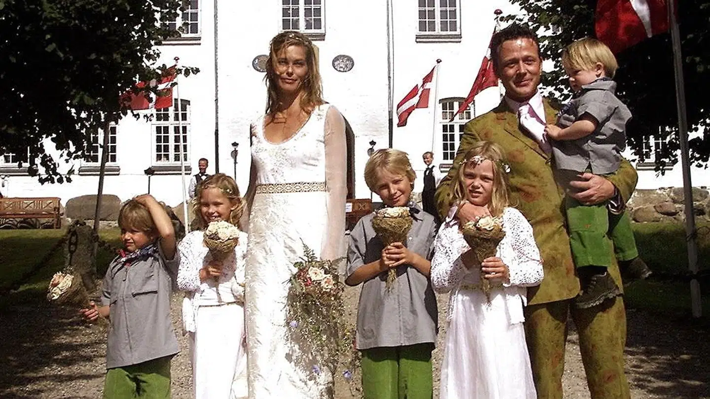 En lille Hugo Helmig ses her på sine forældre, Thomas Helmig og Reneé Toft Simonsens arm ved deres bryllup på Kokkedal Slot nær Brovst den 26. aug. 2000. Forinden var de blevet gift i den nærliggende Thorslev Kirke. PÅ billedet ses de med deres sammenbragte børn, fra venstre: Jens Kristian, Ulrikke, Niclas (Renees gudsøn), Ida Marie og på armen det fælles barn Hugo.