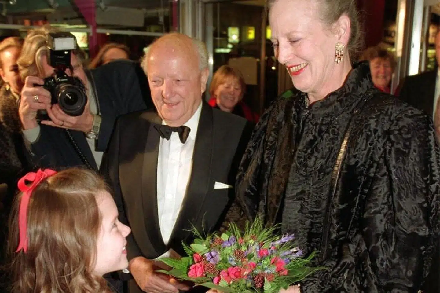 En blot ni-årig Amalie Dollerup, der spillede Lise Nørgaard som barn i 'Kun en pige', fik lov at overrække dronning Margrethe blomster ved gallapremieren.