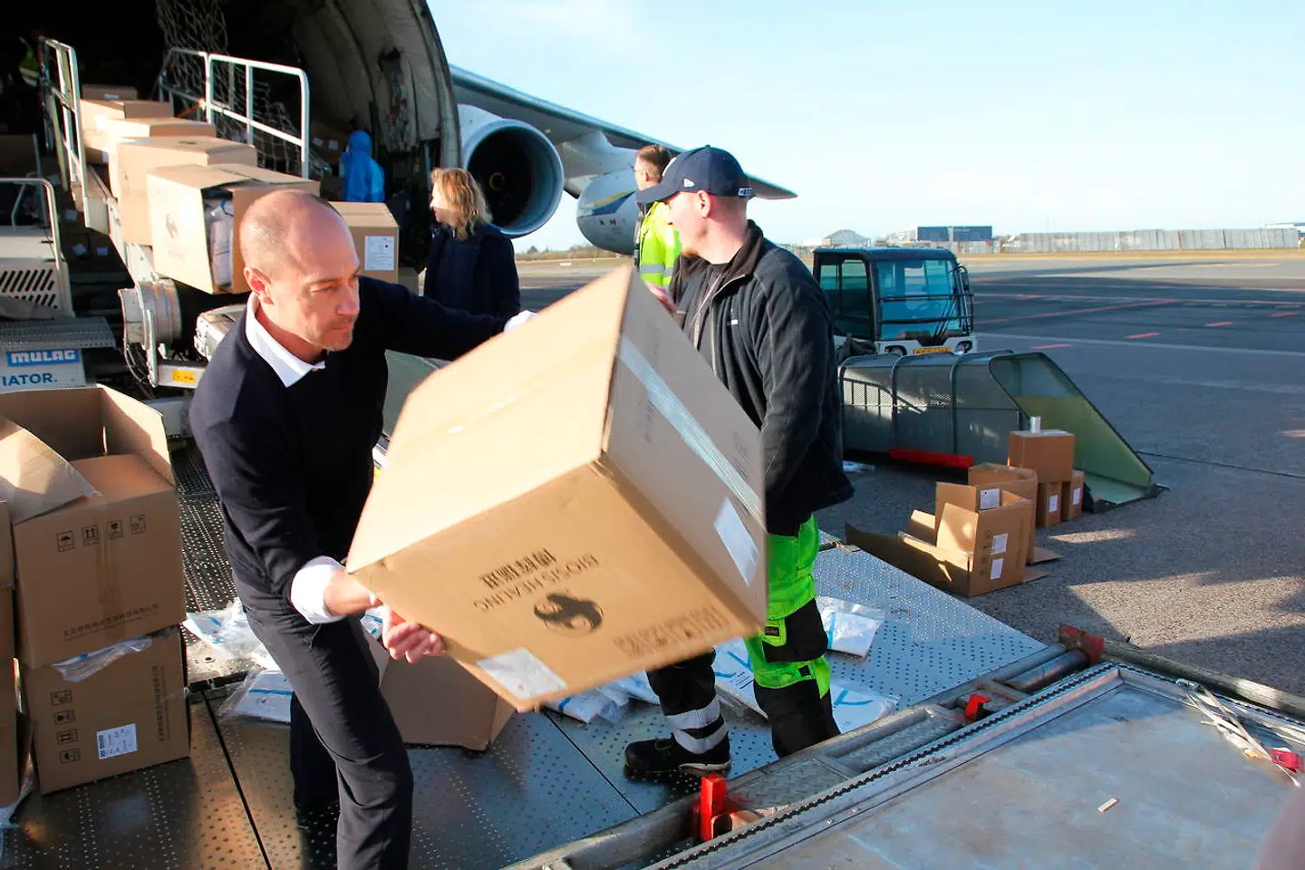 Sundhedsminister Magnus Heunicke (S) var til stede for at tage imod de mange kasser. Et Antonov AN-124-fragtfly med værnemidler landede i Københavns Lufthavn, Kastrup, onsdag den 8. april 2020. Fragtflyet medbragte blandt andet 500.000 ansigtsmasker og 180.000 beskyttelsesdragter til det danske sundhedsvæsen leveret fra Kina. Fragtflyet er anden leverance i en luftbro med værnemidler, der er blevet til i samarbejde mellem Region Hovedstaden og Mærsk, der har leveret økonomisk og logistisk hjælp. HANDOUT Kevin Arildtoft / Københavns Lufthavne.**DENMARK ONLY/Ingen videresalg/Billedet distribueres som en service for nyhedskunder hos Ritzau Scanpix til redaktionel omtale af sagen**.