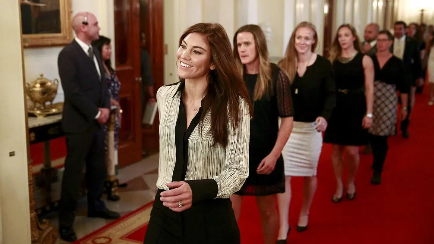 Hope Solo med resten af det amerikanske landshold - på vej til at blive hyldet, af tidligere præsident Barack Obama, for deres VM-guld i 2015.