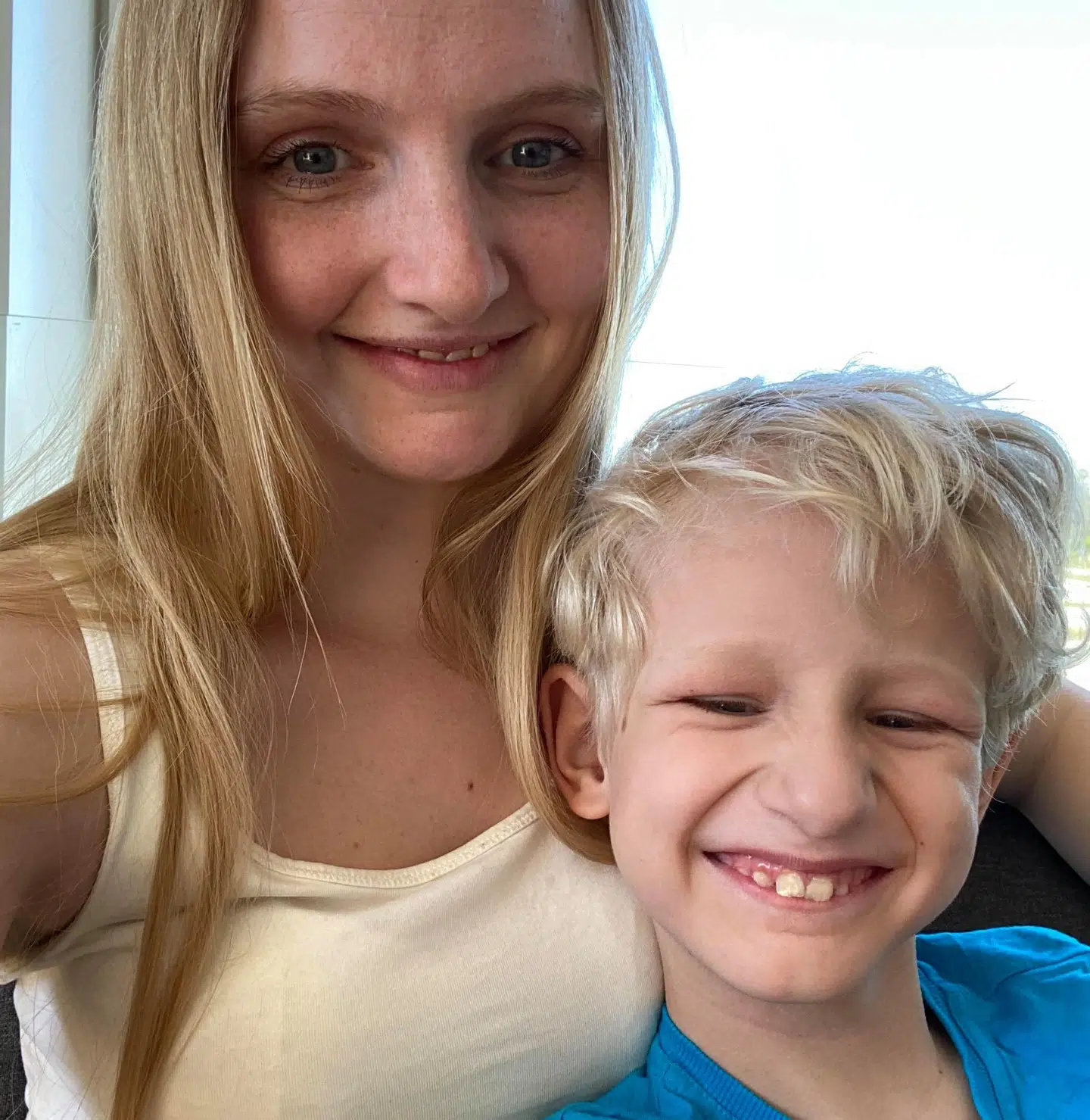 Julie Hunnerup Kardos er mor til syv-årige Noah, der døjer med tørre hænder grundet talrige ture til håndvasken.