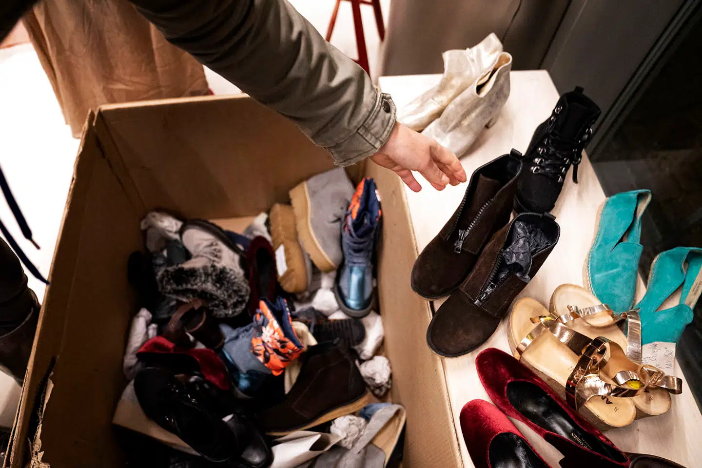 Hænderne skal vaskes eller sprittes, når der skal sorteres varer i Røde Kors' genbrugsbutikker.