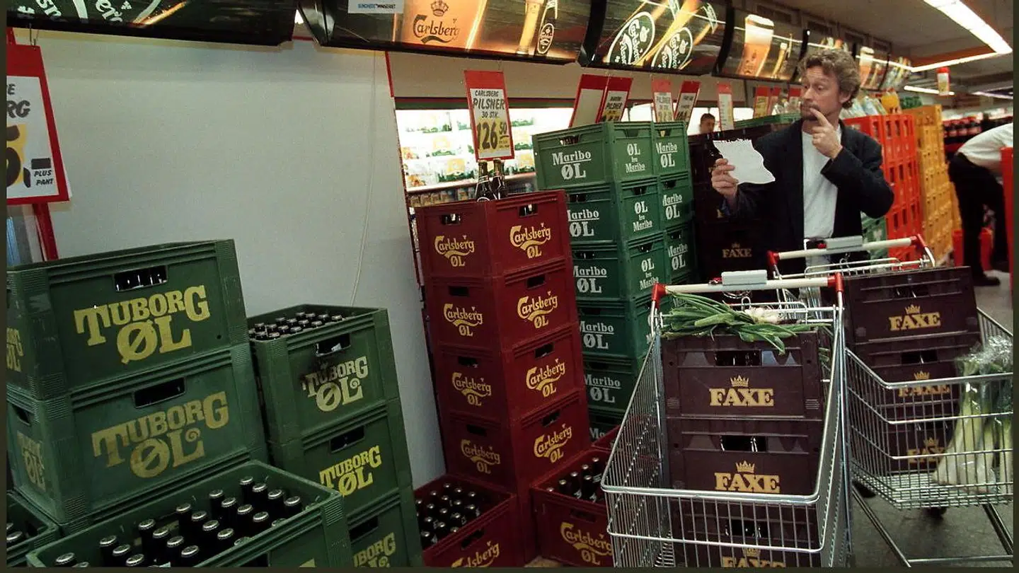 Den Røde Tuborg sælges nu i butikkerne for første gang siden 2002.