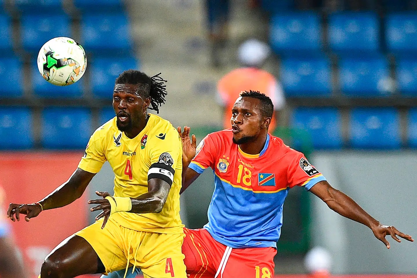 Emmanuel Adebayor (tv.) i aktion for Togo i 2017.