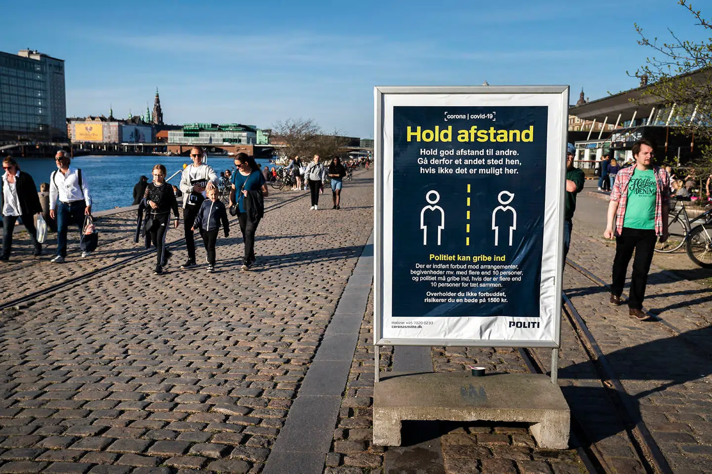 På Islands Brygge bliver københavnerne oplyst om at holde afstand og finde et andet sted, hvis det ikke er muligt der.