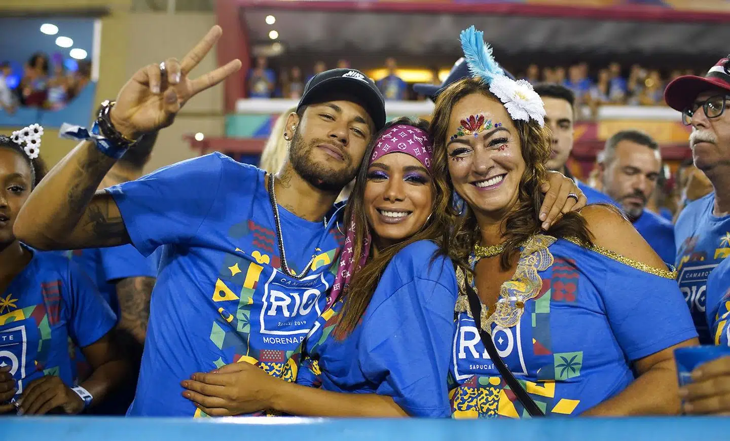 Neymar sammen med den sin mor, Nadine Goncalves (th.), og den brasilianske sanger Anitta (i midten).