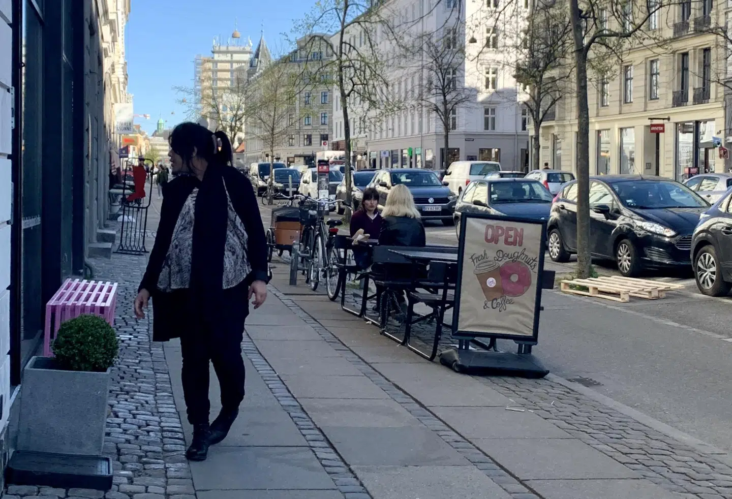 Cafeer og lignende må ikke have borde og stole udenfor, som kunderne kan bruge. Det betragtes som udendørsservering.