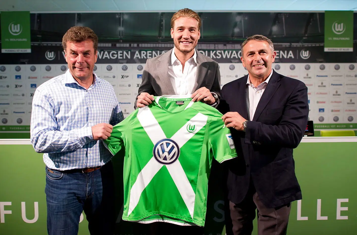 Nicklas Bendtner med træner Dieter Hecking og Klaus Allofs i 2014. (EPA/JULIAN STRATENSCHULTE)