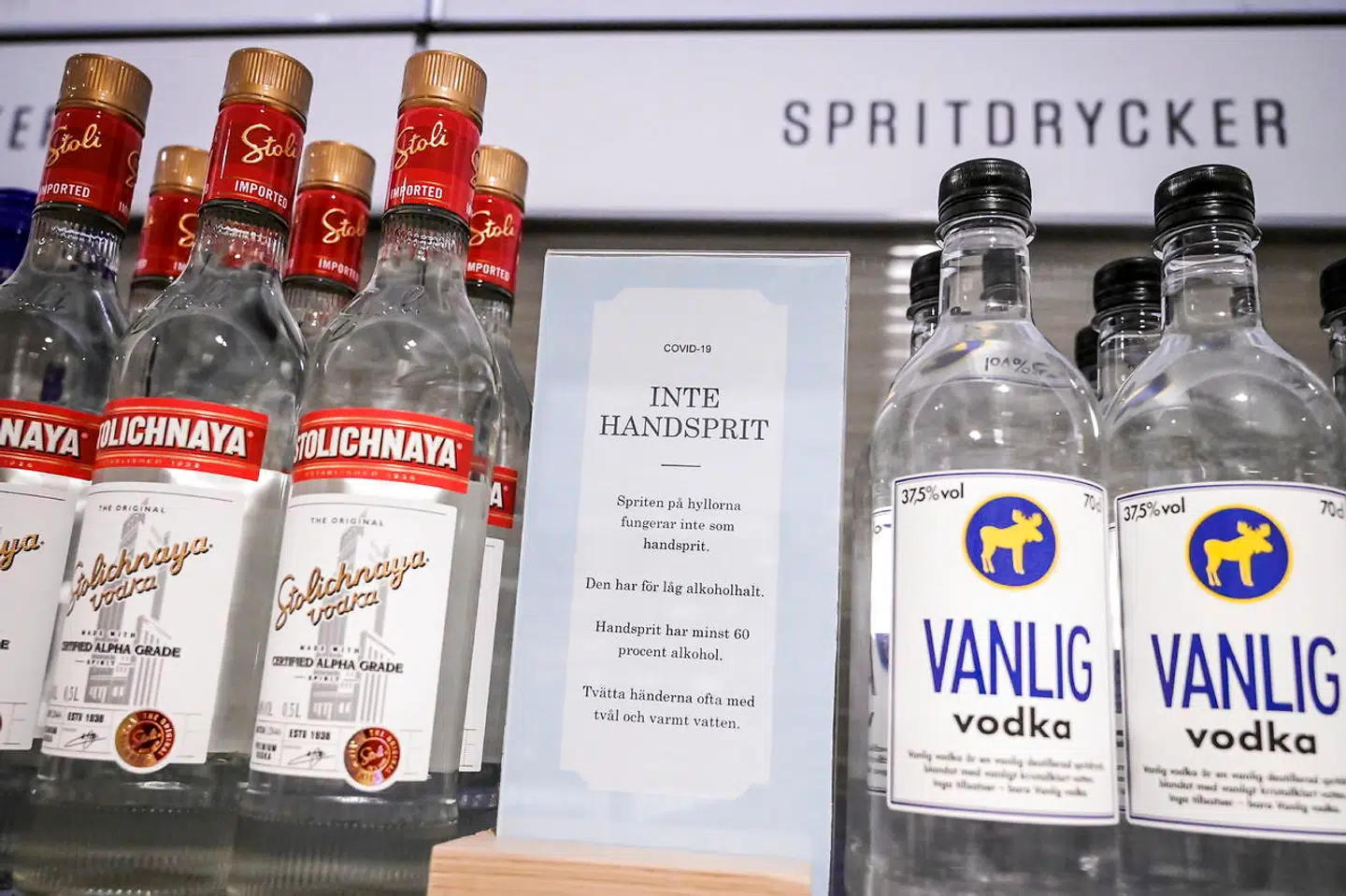 Kun til indvortes brug. Det svenske spritmonopol Systembolaget understreger over for kunderne, at vodkaflaskerne ikke bør bruges som håndsprit, da alkoholprocenten er for lav.