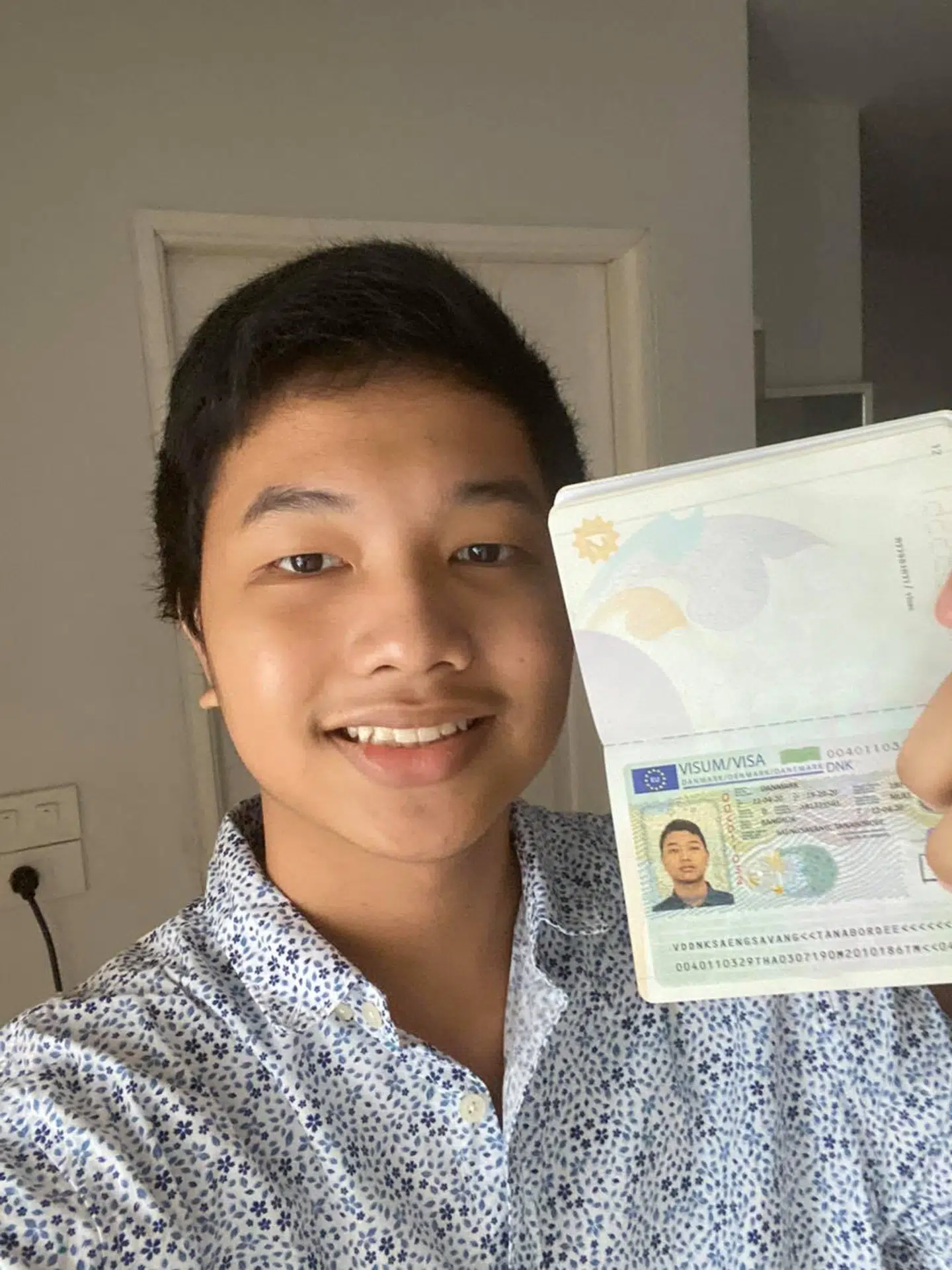 Nu er Alex endelig klar til at rejse tilbage til sin mor i Danmark.