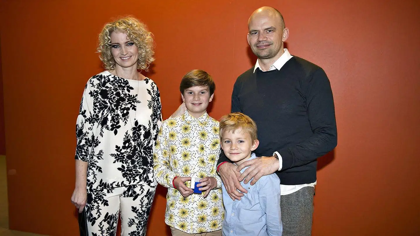 Her Annette Heick og Jesper Vollmer med deres sønner. Førstnævnte forsikrer om, at familien nok skal klare sig.