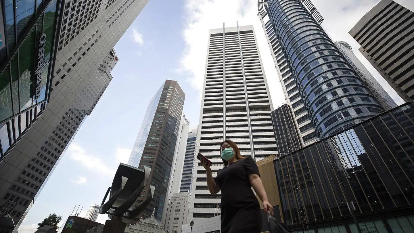 En kvinde med maske i Singapores gader