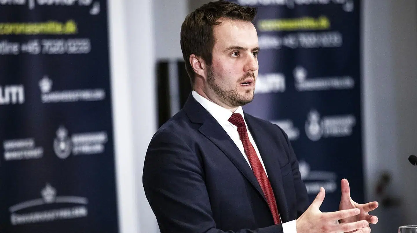 Erhvervsministeren Simon Kollerup (S) udtaler, at regeringen forsøger at få udbetalt lønkompensationen hurtigst muligt.