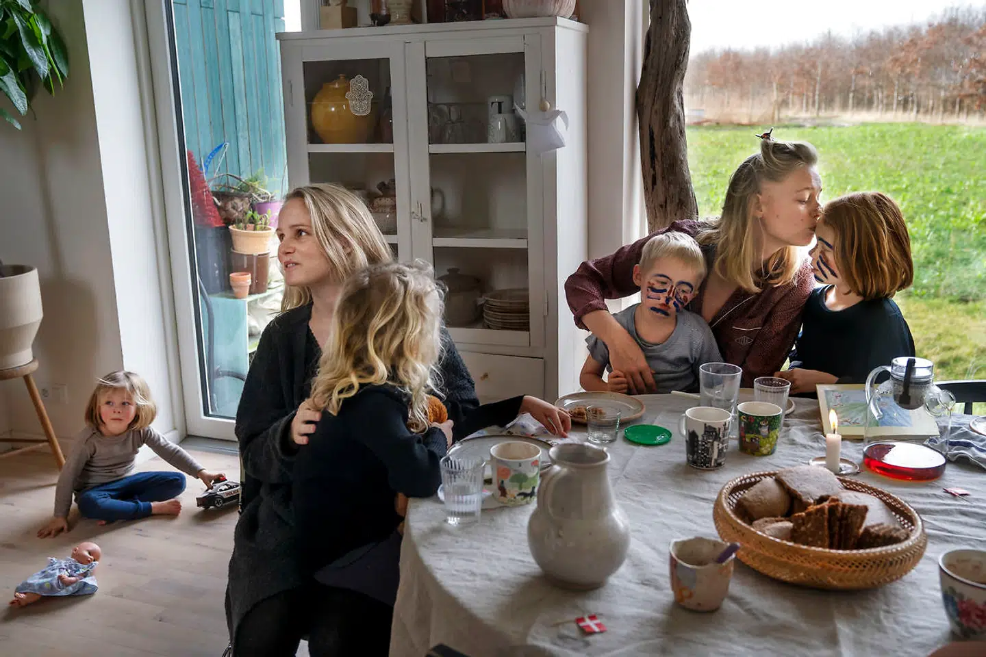 Du må gerne besøge andre mennesker eller tage imod besøg. Men hold det til de nærmeste så vidt muligt og undgå at komme mange af gangen. Drop børnefødselsdage og andre større ting.